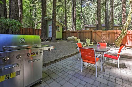 Quiet Cottage with Redwood Forest Views and Deck!