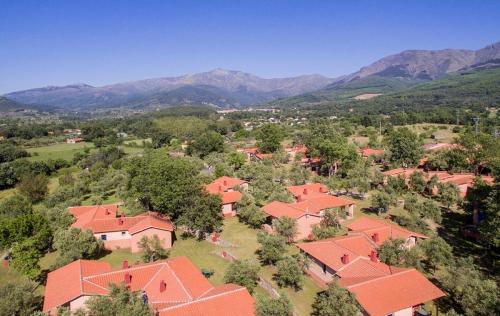 ALDEA VETONIA Complejo vacacional de Casitas Estudios y Chalets de 1 y 2 habitaciones con porche privado en Hervás -Mayo y Junio Salida hasta las 21h gratis sujeto a disponibilidad-Julio y agosto 4 actividades al día y Restaurante Terraza - image 9