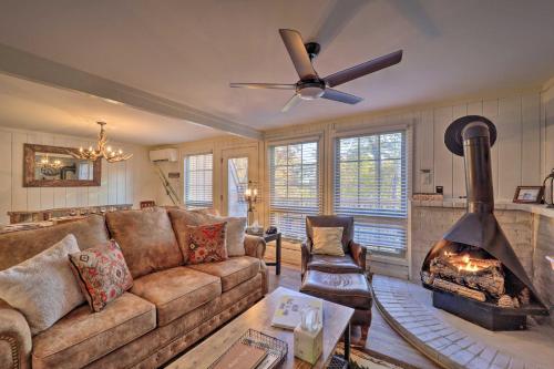 White Tail Retreat with Shared Hot Tub and Pool Access in Beech Mountain, USA
