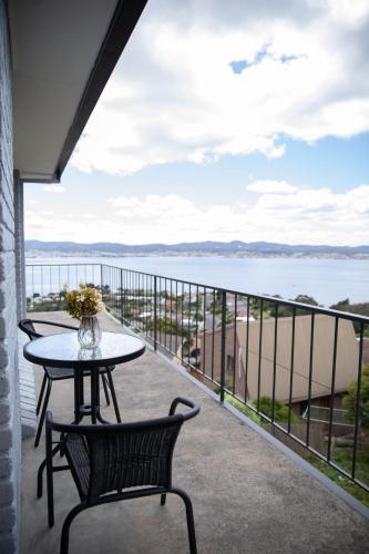 Cheerful 3 bedrooms home with Sea View — other in 6 Kingsley Avenue, Sandy Bay Australia, 7005