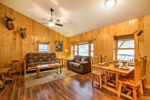 Cabin Near River - Treehouse Masters Stayed Here! in Ferryville, USA