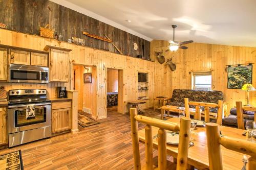 Cabin Near River - Treehouse Masters Stayed Here! in Ferryville, USA