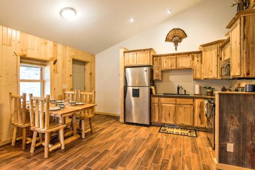 Riverfront Cabin - Treehouse Masters Stayed Here! - image 2