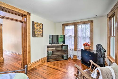 Less Than 1 Mi to Downtown Historic Dubuque Gem!