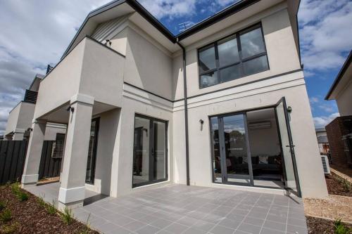 Captivating large 4BR House At Perfect Location - Narre Warren