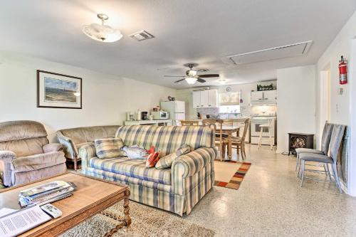 Las Brisas Home with Lighted Fishing Pier and Kayaks - image 7