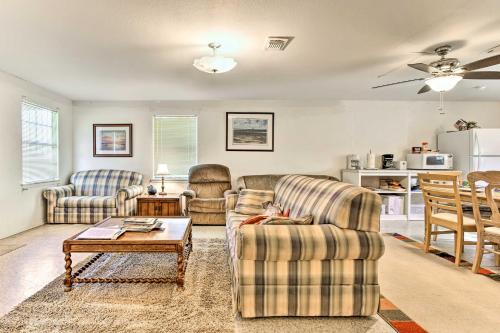 Las Brisas Home with Lighted Fishing Pier and Kayaks - image 10