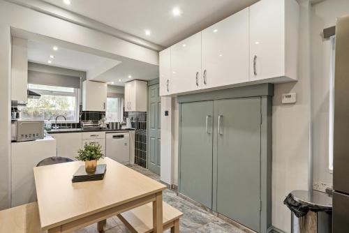 Stylish 4 Bed House in Nottingham - sleeps 15 in 新貝斯福德