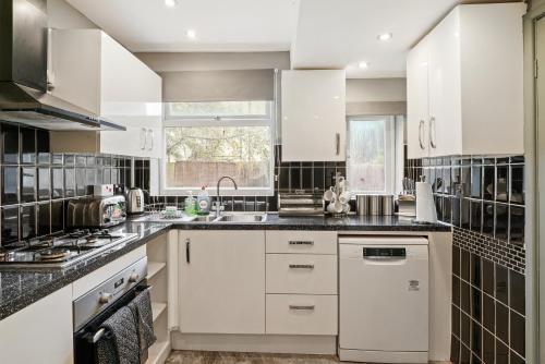 Stylish 4 Bed House in Nottingham - sleeps 15 in 新貝斯福德