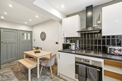 廚房, Stylish 4 Bed House in Nottingham - sleeps 15 in 新貝斯福德