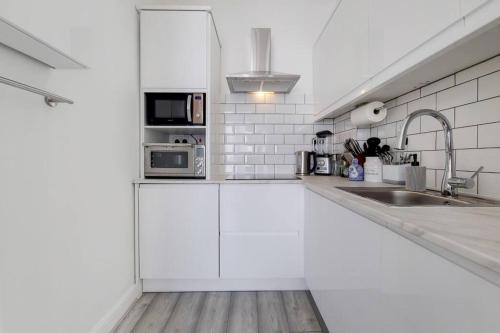 Immaculately presented 1 bed - Tap to explore photos