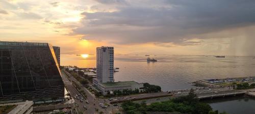 Luxury Seaside Sunset View at SM Mall of Asia with free parking, Manila (photo 8)