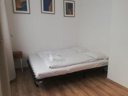 Buda Castle Toldy Apartment - image 12