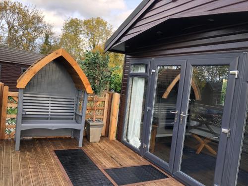 Peaceful Holiday Lodge with Hot Tub