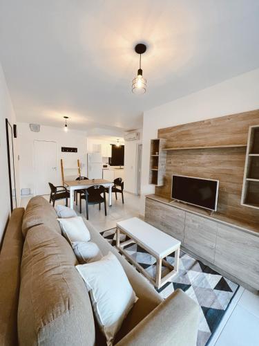 KIRA HAUS, North Green - Colón