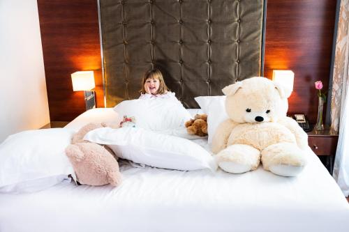 1 king bed, 2 twin beds, 1 sofa bed