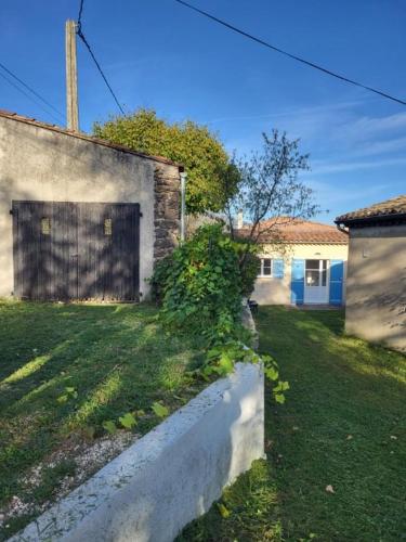 Nid douillet - LES FARGETTES - superbe vue - charmante petite maison avec jardin - 2 pièces à Privas