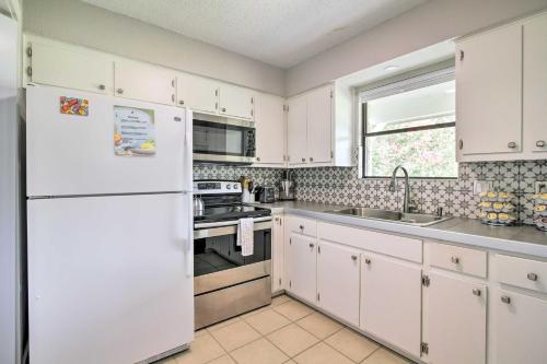 Bright Jonestown Retreat w/ Yard & Porch! in Jonestown