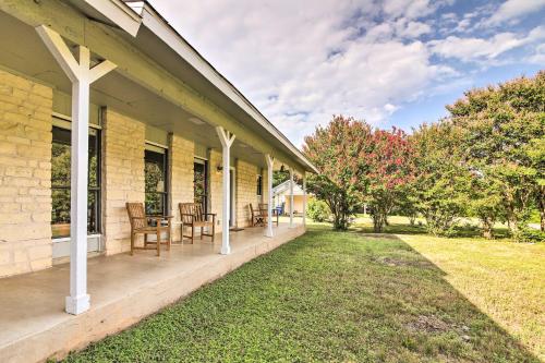 Bright Jonestown Retreat with Yard and Patio! in Jonestown, USA