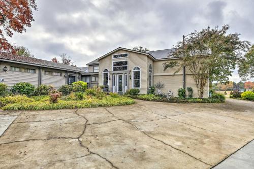 Efficiency Apt Shared Conference Room, Patio in Travelers Rest (SC)