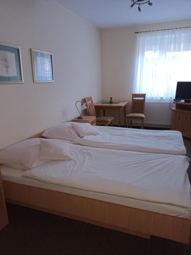 2 twin beds, 1 sofa bed