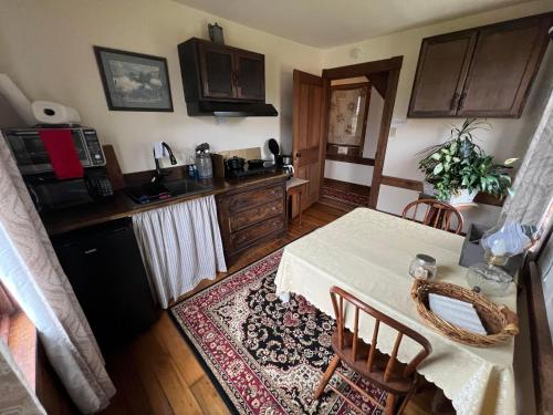 Upstairs Historic 1 Bedroom 1 Bath Suite with Mini-Kitchen, Porch & River Views in Elkins, USA