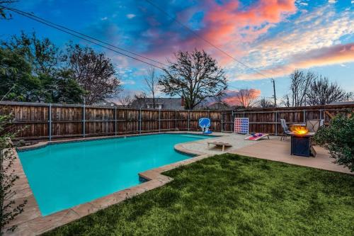 Plano getaway - pool and fire pit