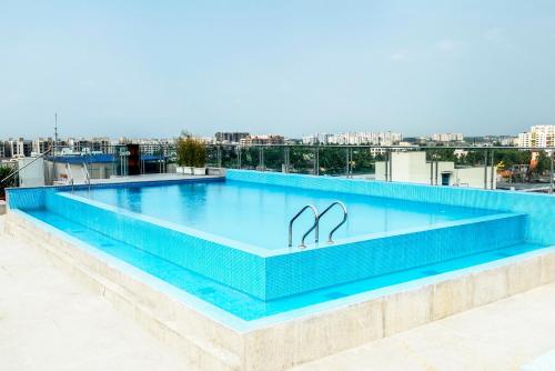 Swimming pool, Holiday Inn Kolkata Airport in Kolkata