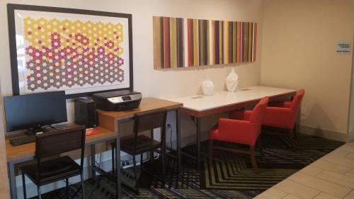 Holiday Inn Express Irwin-PA Turnpike Exit 67 By IHG - 편의 시설/서비스