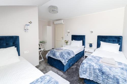 3 twin beds
