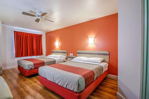 3 queen beds