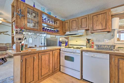 Quaint Chincoteague Island Hideaway with 2 Porches! - image 10