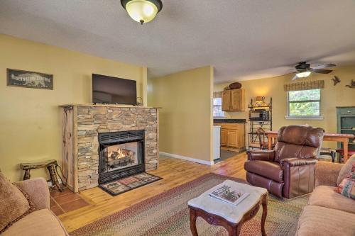 Creekside Retreat with Deck, 18 Miles to Wolf Ridge in Weaverville, USA