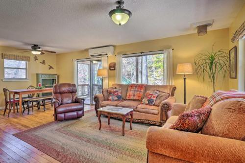 Creekside Retreat w/ Deck, 18 Miles to Wolf Ridge in Μαριον(Βόρεια Καρολίνα)