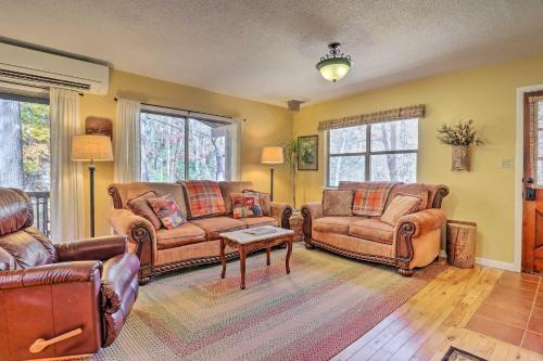 Creekside Retreat w/ Deck, 18 Miles to Wolf Ridge in Μαριον(Βόρεια Καρολίνα)