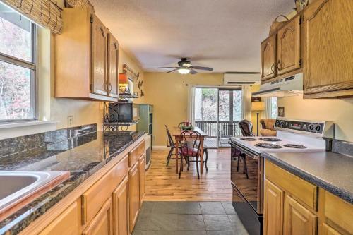 Creekside Retreat w/ Deck, 18 Miles to Wolf Ridge in Μαριον(Βόρεια Καρολίνα)