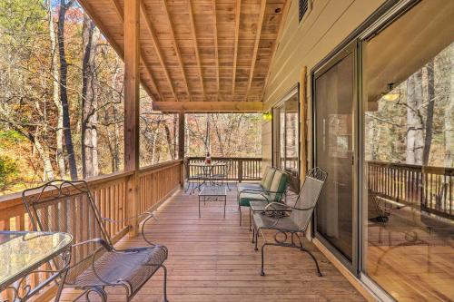 Creekside Retreat w/ Deck, 18 Miles to Wolf Ridge in Μαριον(Βόρεια Καρολίνα)
