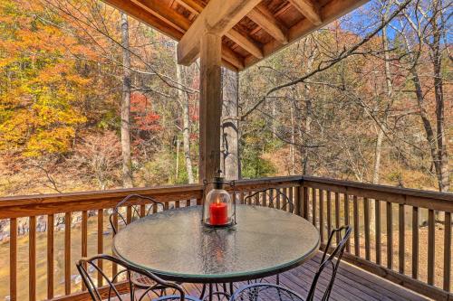 Creekside Retreat w/ Deck, 18 Miles to Wolf Ridge in Μαριον(Βόρεια Καρολίνα)
