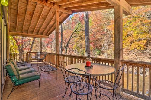 Creekside Retreat w/ Deck, 18 Miles to Wolf Ridge in Μαριον(Βόρεια Καρολίνα)
