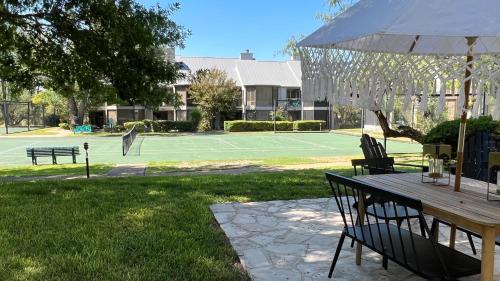 Cozy tennis house in Lakeway, USA