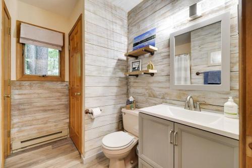 Pines Lake Chalet in Locust Lakes Village, USA