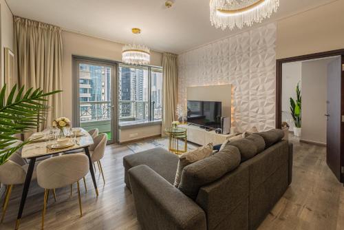 Luxury 2BR Burj Khalifa Fountain View with Pool, Gym, and Near Dubai Mall, Dubaï (photo 3)