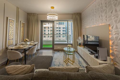 Luxury 2BR Burj Khalifa Fountain View with Pool, Gym, and Near Dubai Mall, Dubaï (photo 2)