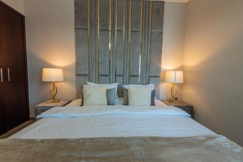 Luxury 2BR Burj Khalifa Fountain View with Pool, Gym, and Near Dubai Mall, Dubaï (photo 8)