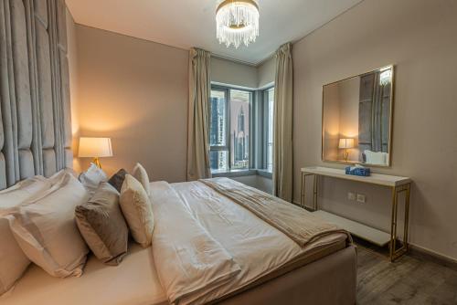 Luxury 2BR Burj Khalifa Fountain View with Pool, Gym, and Near Dubai Mall, Dubaï (photo 10)