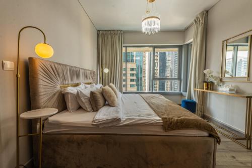 Luxury 2BR Burj Khalifa Fountain View with Pool, Gym, and Near Dubai Mall, Dubaï (photo 9)