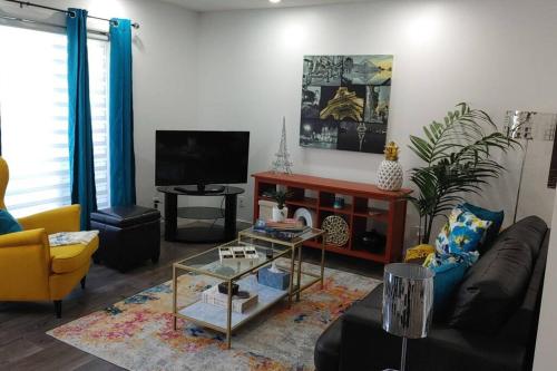 Gorgeous Penthouse with Balcony, Free Parking and WiFi