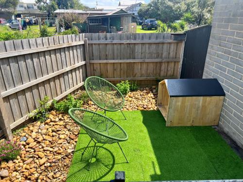 Queen room with courtyard (pet friendly)