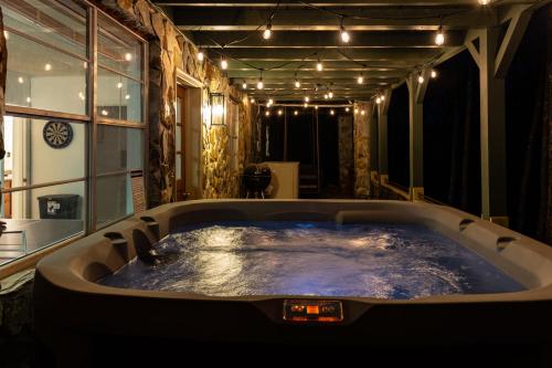 THE LEGEND OF ASKA- Blue Ridge Cabin, River & Mtn views, Hot Tub, Game room