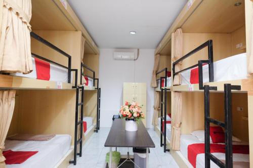 B&B Kalibanteng-lor - RedDoorz Hostel near Lawang Sewu Semarang - Bed and Breakfast Kalibanteng-lor